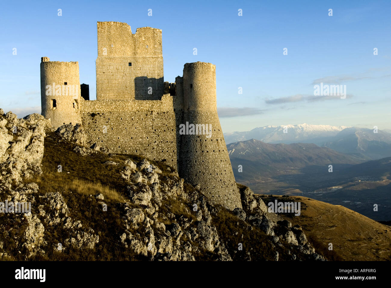Le rovine del castello di Rocca Calascio nel Parco Nazionale del Gran Sasso - Monti della Laga in Italia Foto Stock