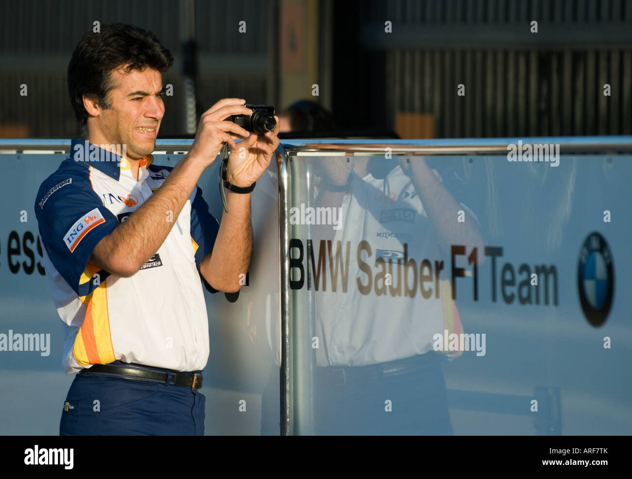 Team Renault membro prende le immagini della BMW Sauber box durante la Formula 1 test sul circuito Ricardo Tormo, Gen.2008 Foto Stock