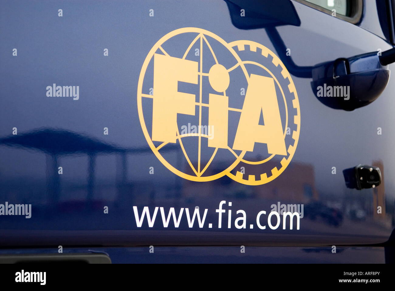 Il logo della FIA sul carrello nel paddock durante la Formula 1 test sul circuito Ricardo Tormo Gen2008 Foto Stock