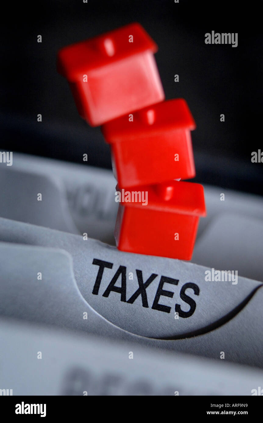 Rosso case monolopy per illustrare consiglio imposta o tassa di successione Foto Stock