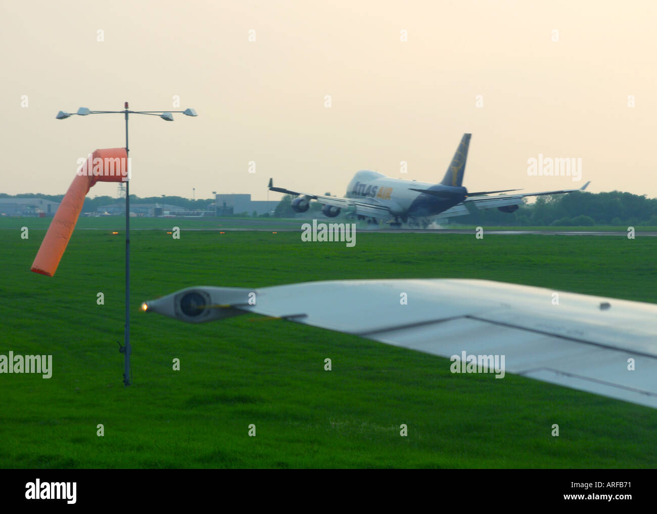 Aerei di atterraggio con manica a vento Foto Stock