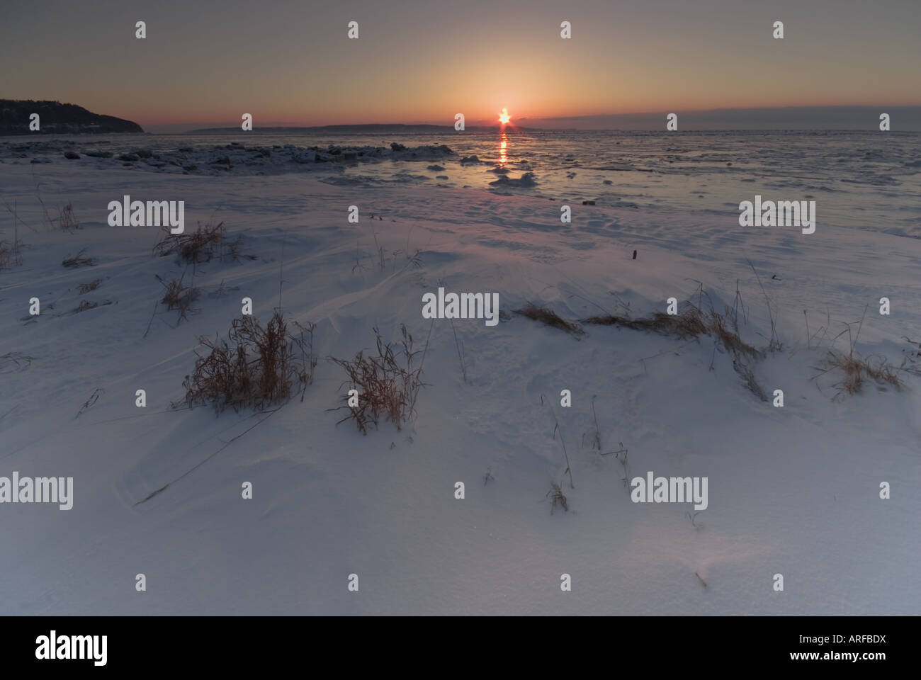 Alba sul St Lawrence River in inverno Foto Stock