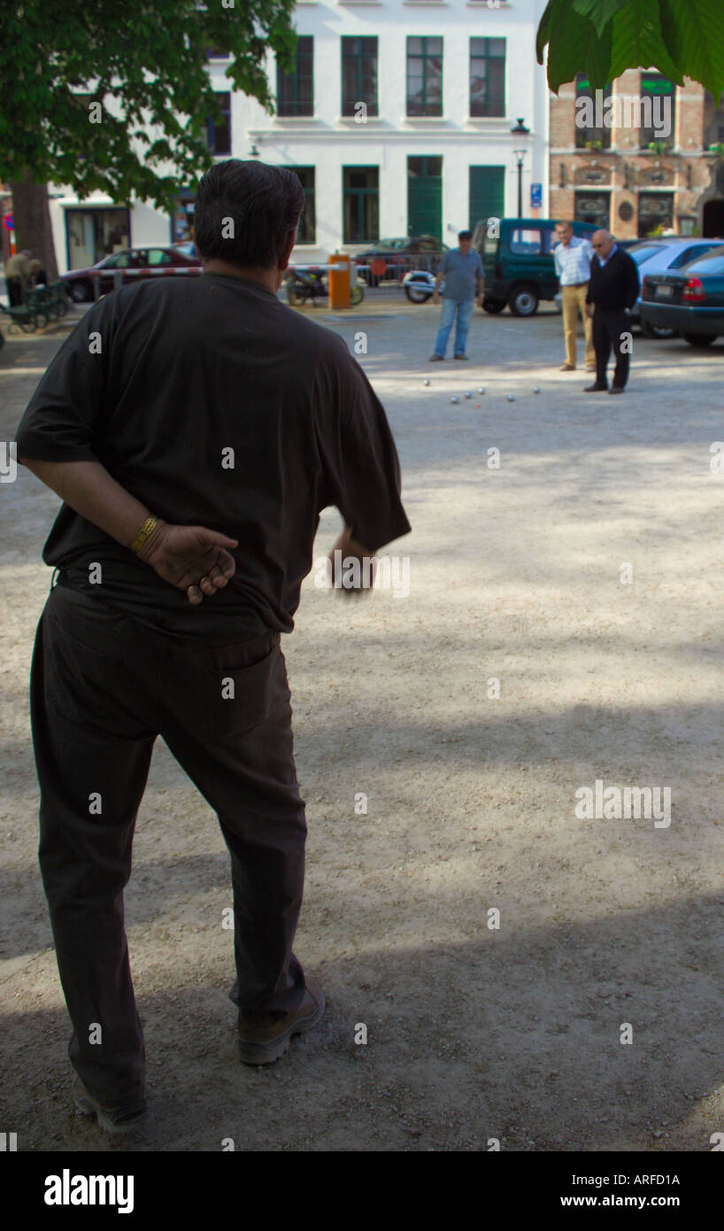 Gli uomini a giocare a bocce in Brugge piazza del mercato Foto Stock