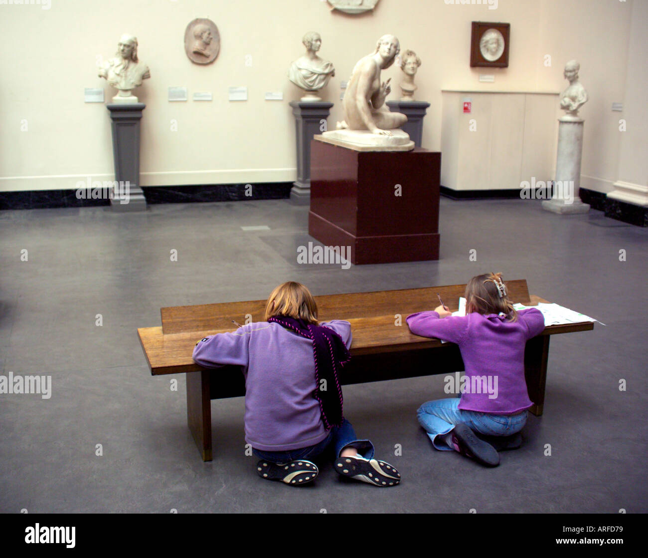 Disegno di ragazze in V UN MUSEO Foto Stock