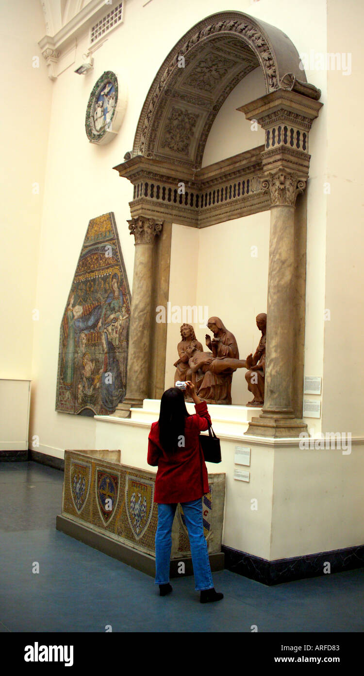 Donne Cercando di statua in V UN MUSEO Foto Stock