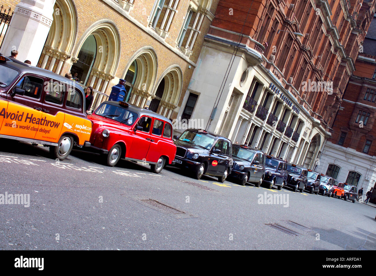 Taxi sulle strade di Londra Foto Stock