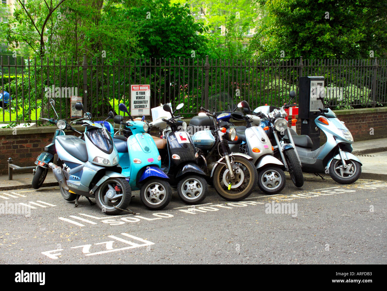 Scooter parcheggiato su strade di Londra Foto Stock