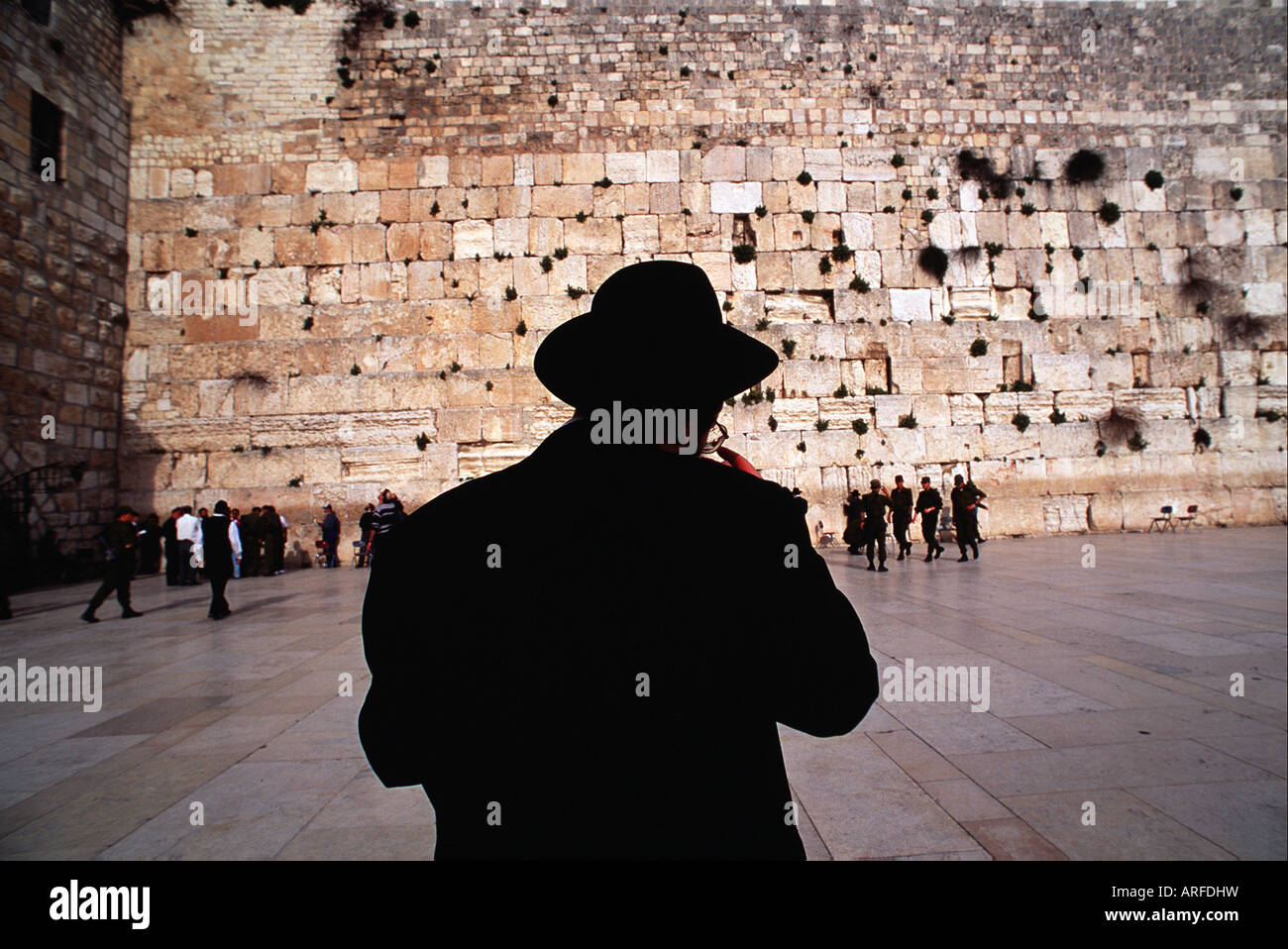 Uomo che prega al Muro Occidentale di Gerusalemme Israele Foto Stock