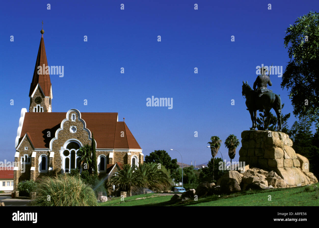 Coloniale storico tedesco la Chiesa di Cristo e cavaliere statua Windhoek Namibia (statua è stata spostata nel 2013 alla Fortezza di cortile) Foto Stock