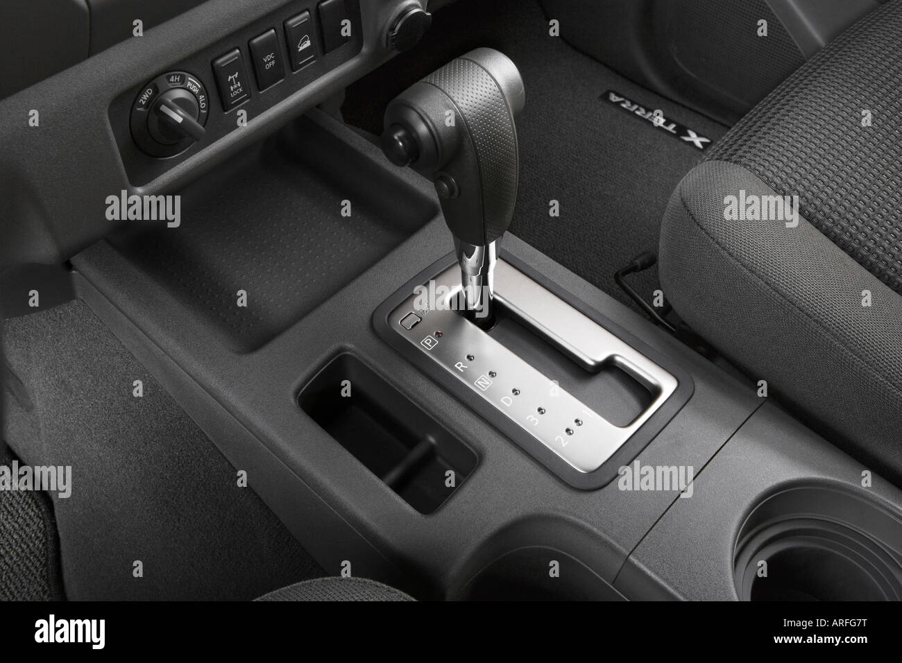 2007 Nissan Xterra Off Road in giallo - Cambio di marcia/consolle centrale Foto Stock
