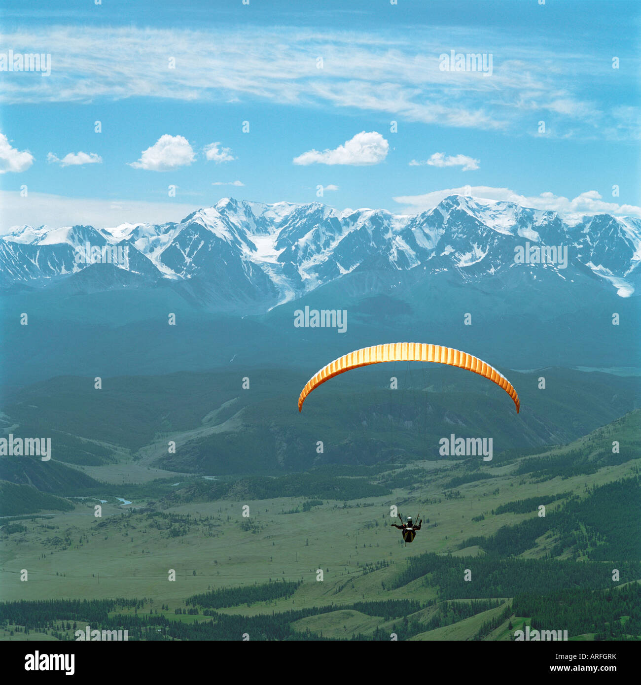 Un parapendio in volo. La Cresta North-Chuya, montagne di Altai, Siberia, Russia Foto Stock