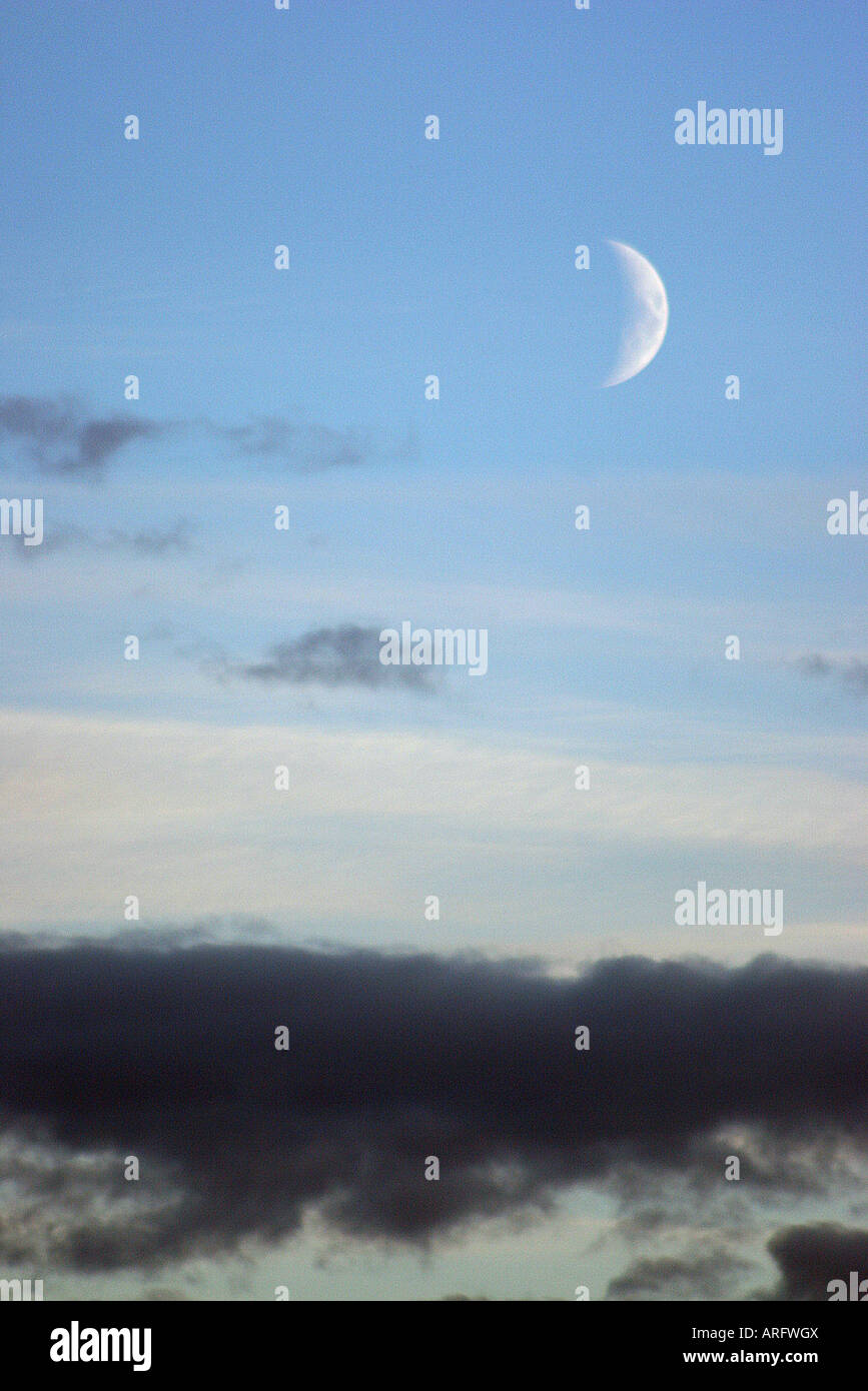 Una fotografia della luna al di sopra delle nuvole Foto Stock