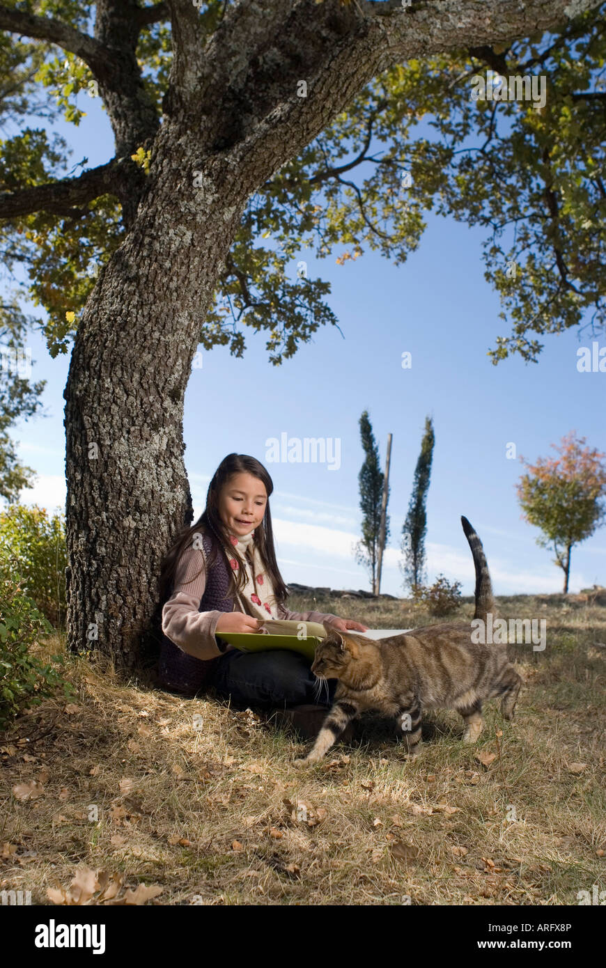 Ragazza giovane appoggiato a un albero Foto Stock