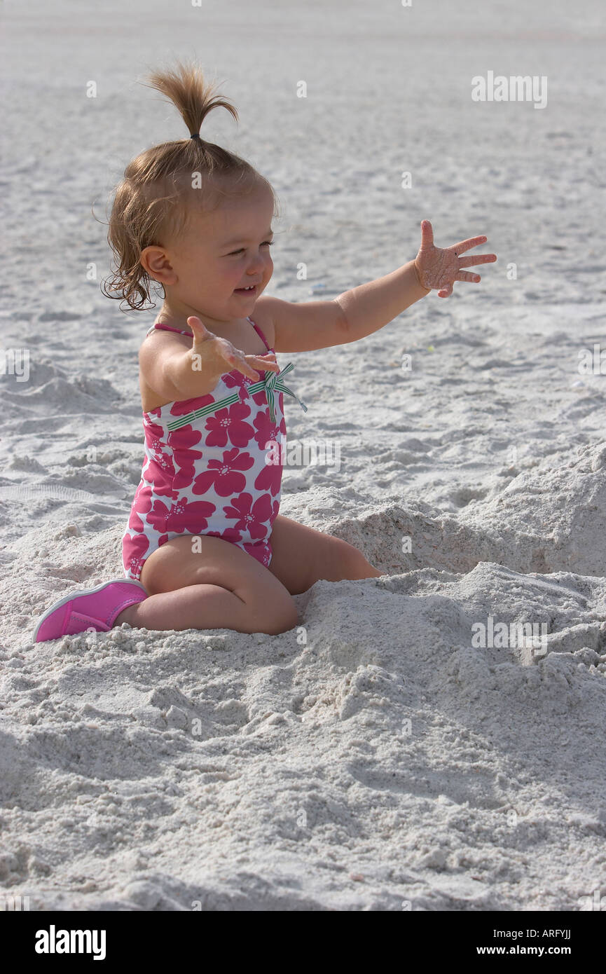 Un giovane bambino (caucasica ragazza) giocando nella sabbia sulla spiaggia Foto Stock