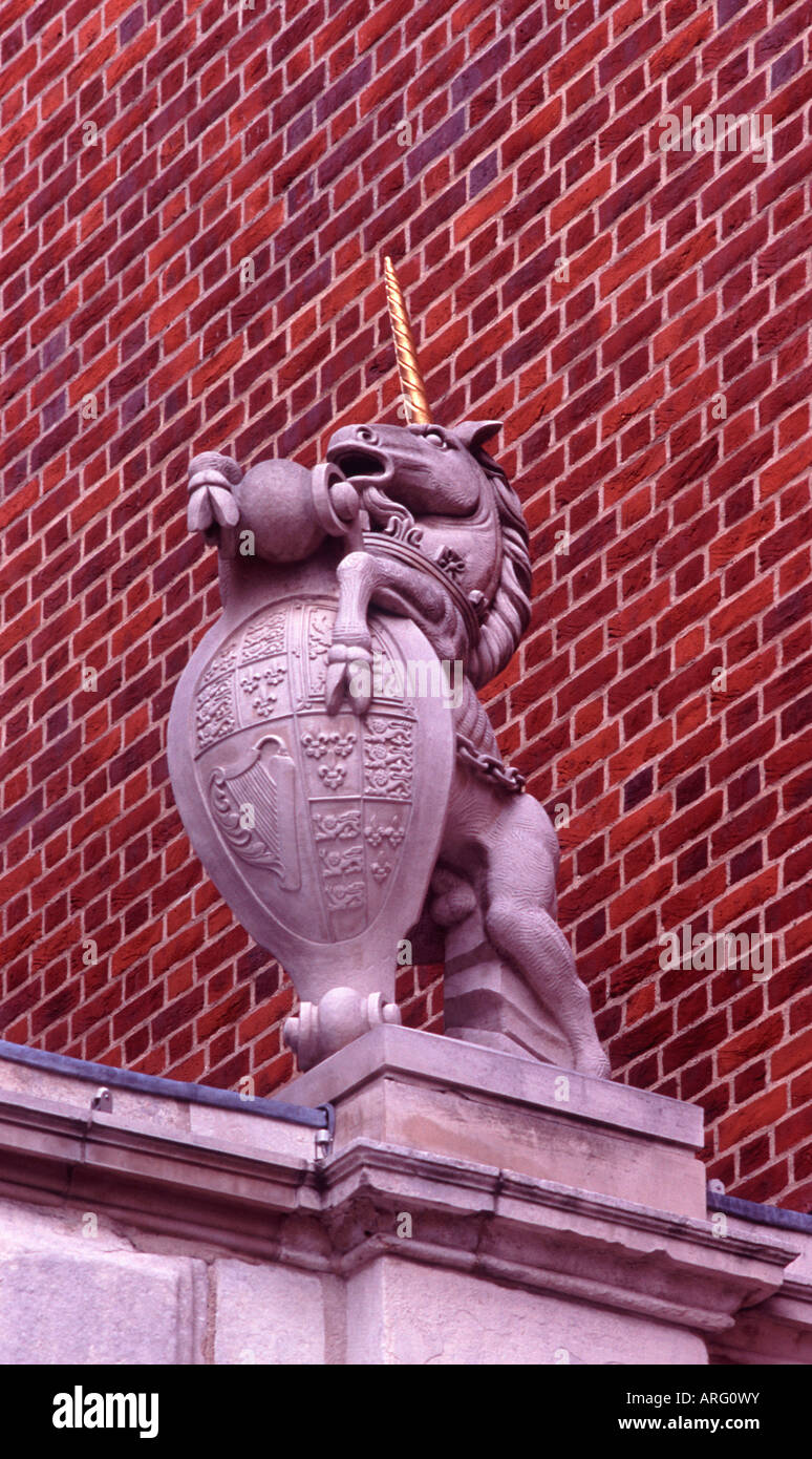 Unicorn con un Golden Horn: Royal bestia in Temple Bar azienda protezione con stemma reale, Paternoster Square, City of London Foto Stock