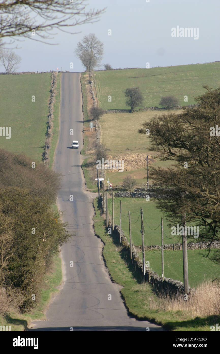 Lungo rettilineo country road brassington alberi campo Foto Stock