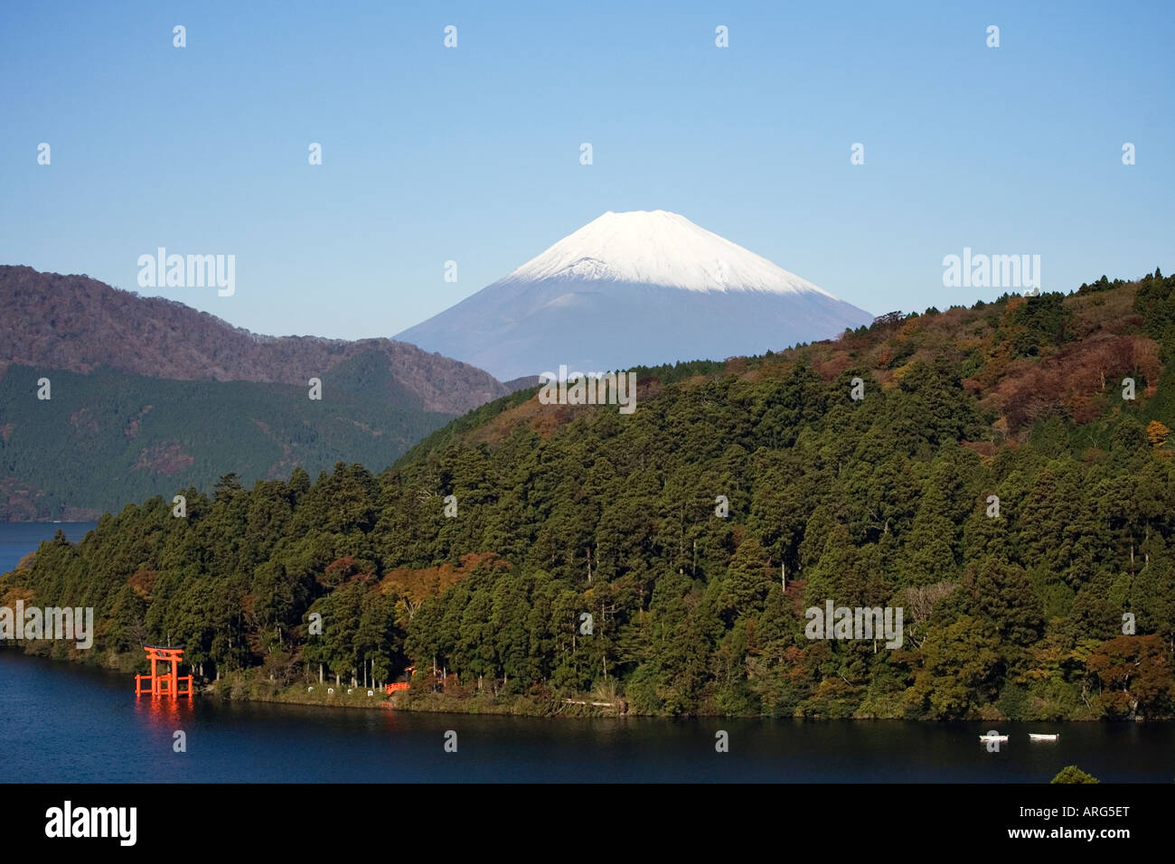 Vista in lontananza Mt Fuji dal lago Ashi Prefettura di Kanagawa, Giappone Foto Stock