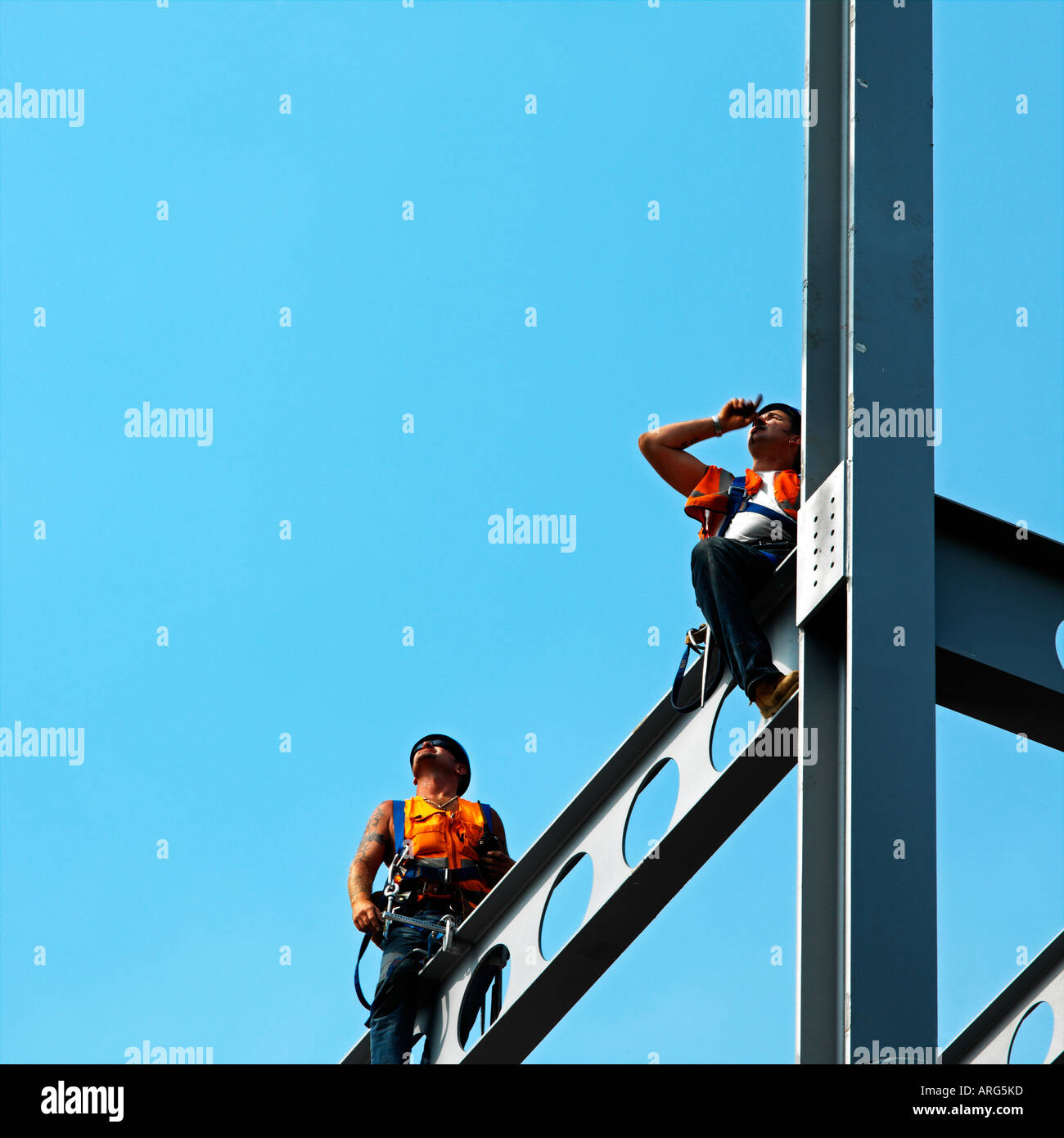 Lavori di costruzione steeplejacks guardando in alto Foto Stock