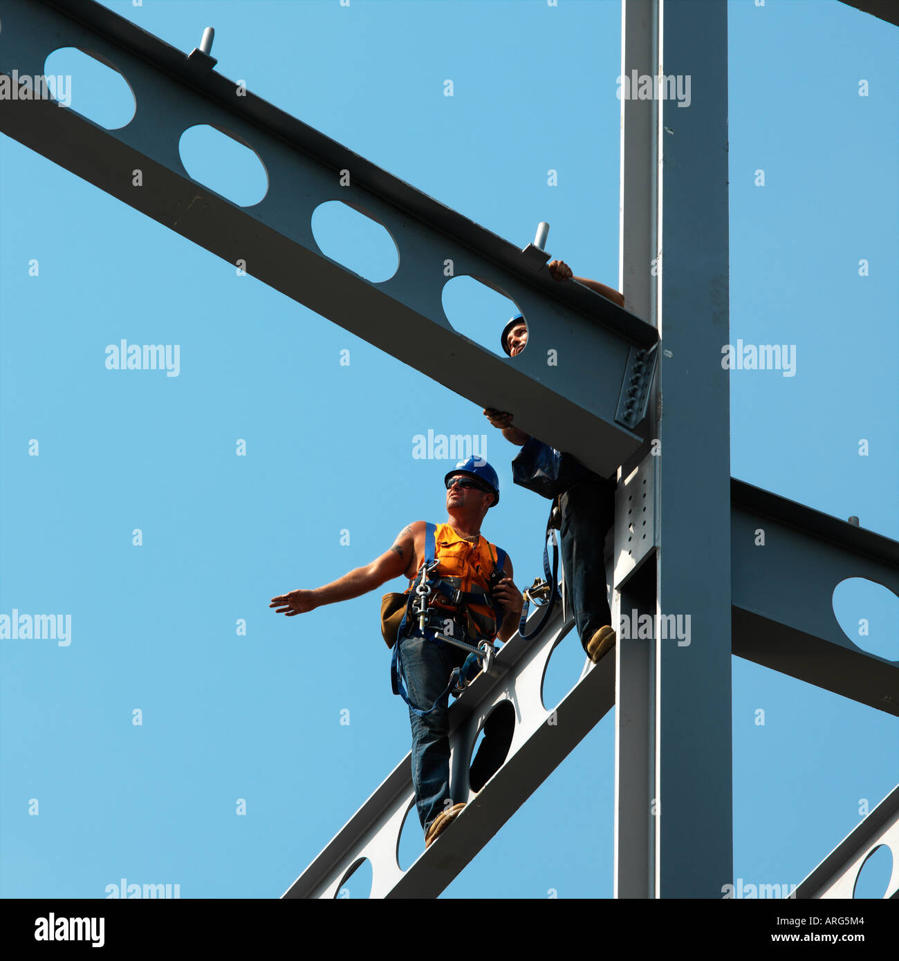 Steeplejacks al sito in costruzione contro un vivid blue sky Foto Stock