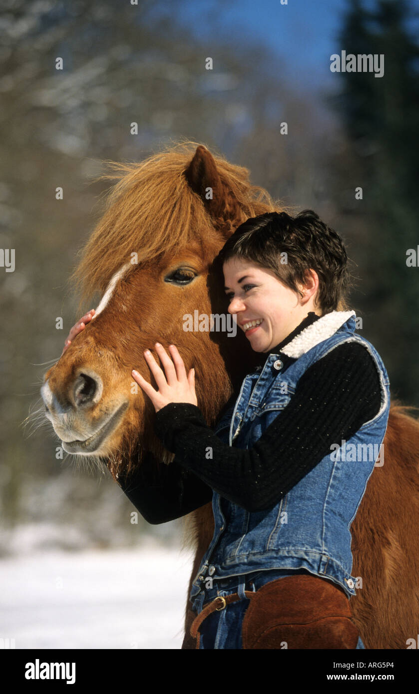 Ritratto di una ragazza e il suo cavallo cavallo islandese Foto Stock