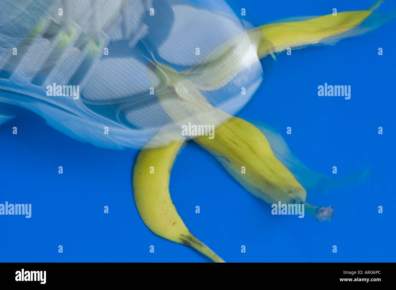 Buccia di banana sotto il pattino Foto Stock