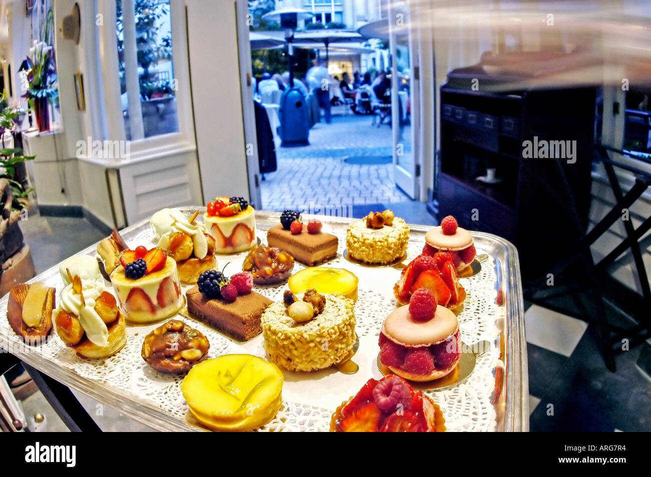 PARIGI Francia, ristorante francese contemporaneo 'la Terrasse du Parc' presso il 'le Parc Sofitel Hotel' pasticceria, vassoio di dessert su display, hotel sofisticati Foto Stock