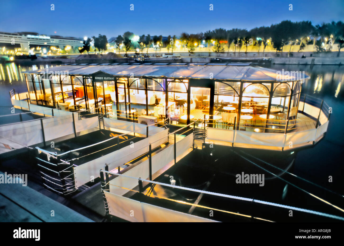 Parigi, Francia, ormeggiato ristorante 'Peniche Boat' sulla Senna 'Kiosque Flottant » lit bateau Foto Stock