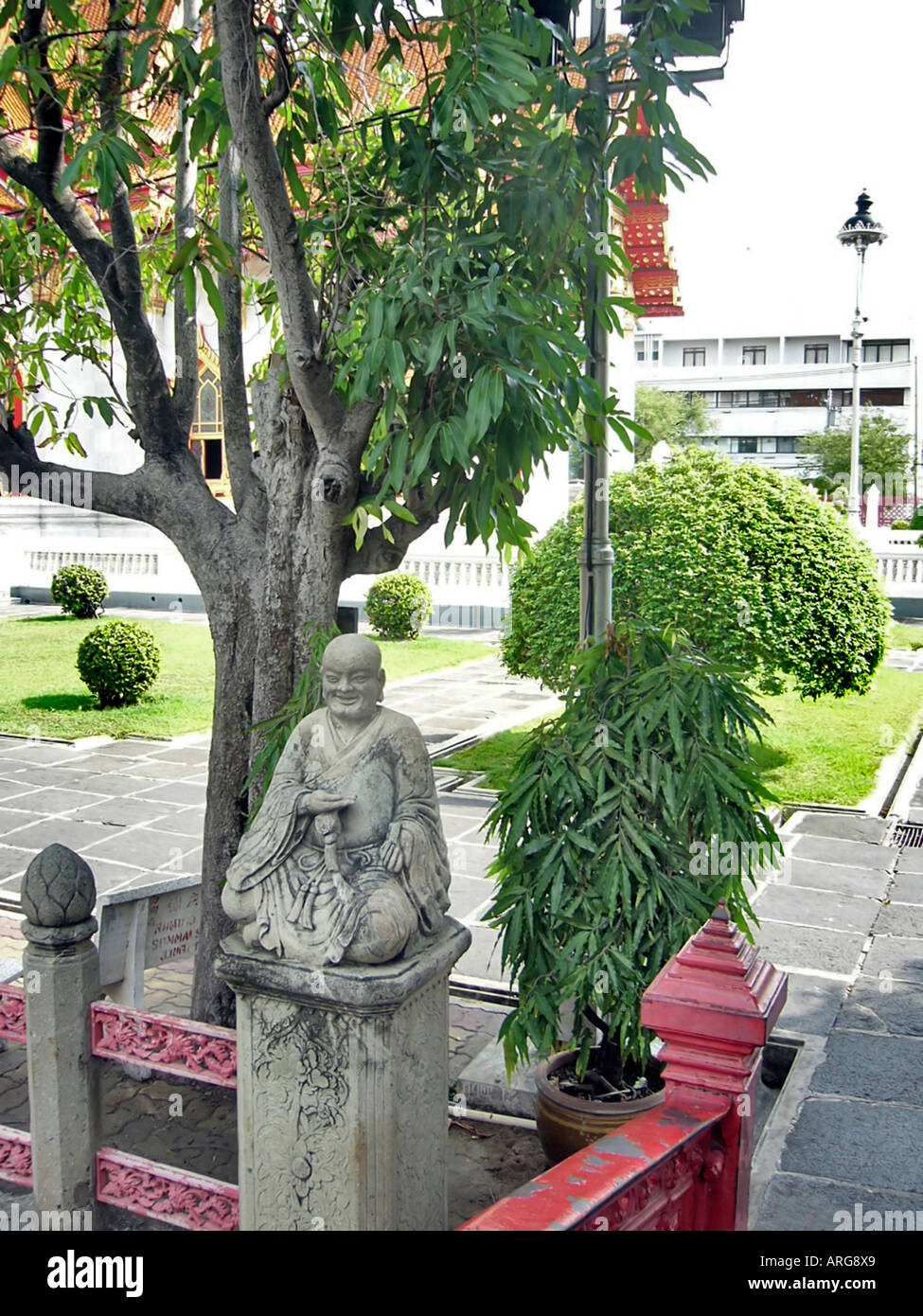 Bangkok Thailandia esterno 'tempio buddista " Dettaglio "Statua buddista' in giardini "Wat Benchamabophit' 'cinque capi tempio' Foto Stock