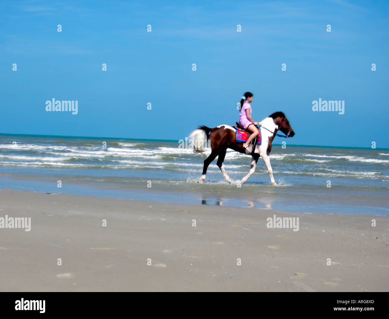 Thailandia Bambino " Equitazione " su " Spiaggia di Cha Am' vacanze esotici "tropical island beach' Foto Stock