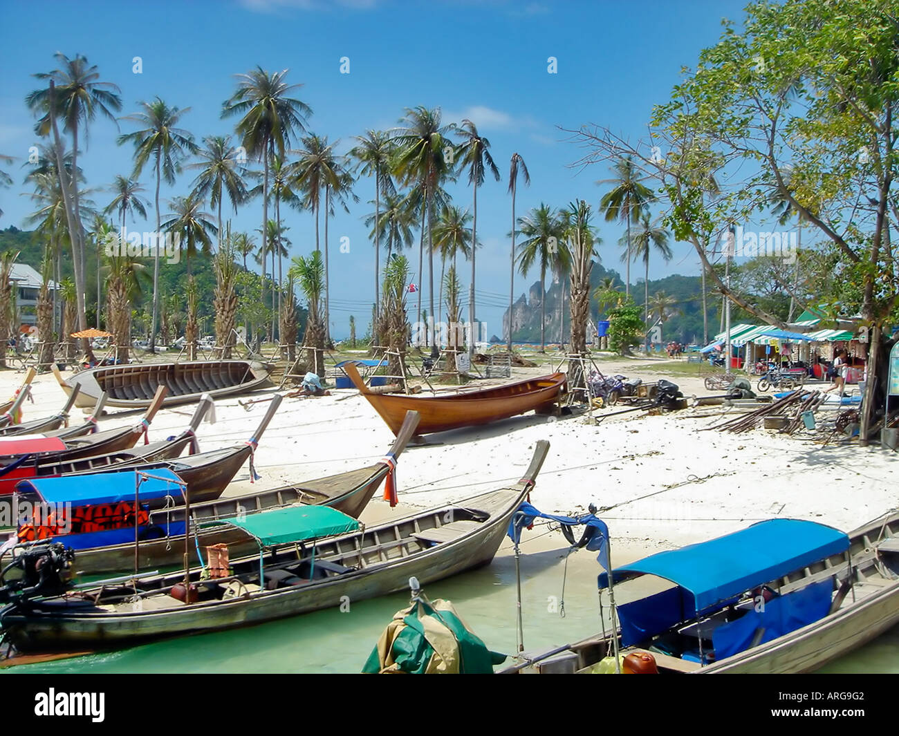 'Phuket Beach " Tailandia " Barche da pesca' 'schierate' oceano sulla Spiaggia Costa isola 'vacanze esotici' Foto Stock