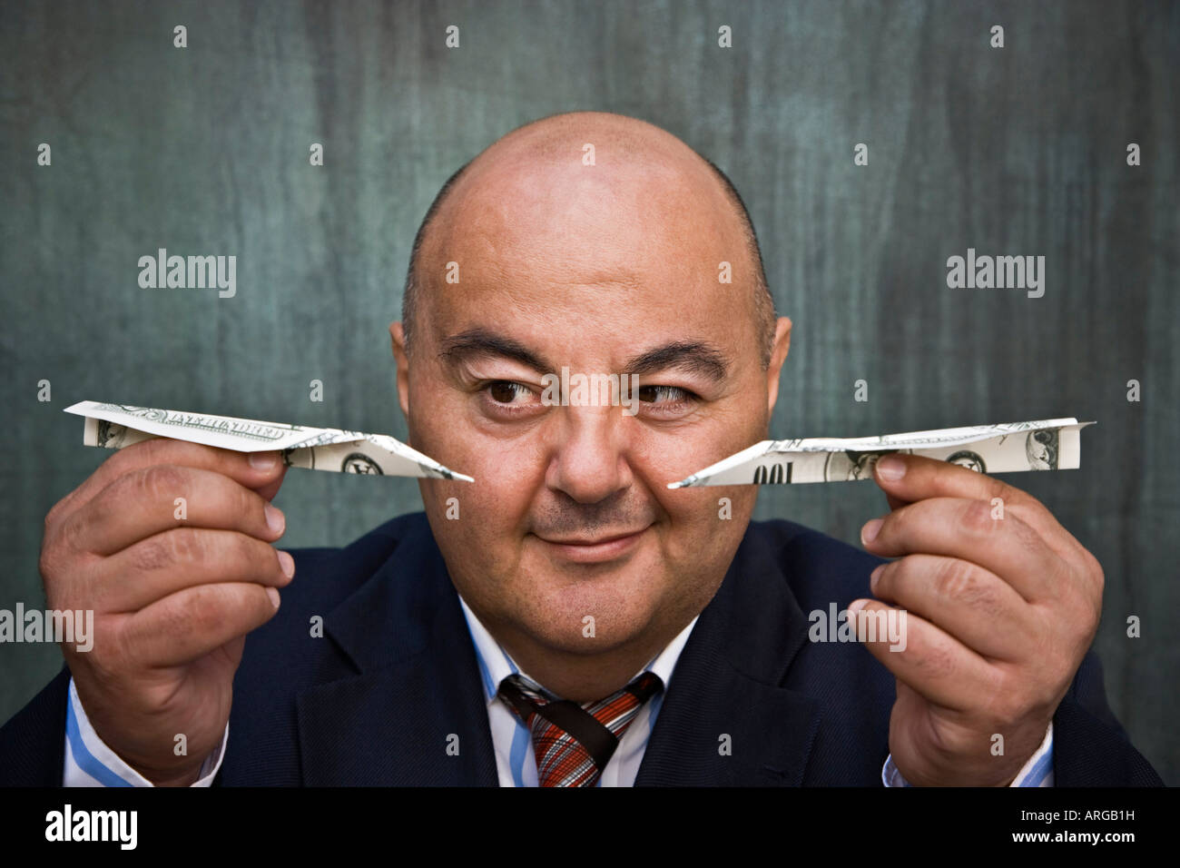 Imprenditore con aeroplani di carta fatta da denaro Foto Stock