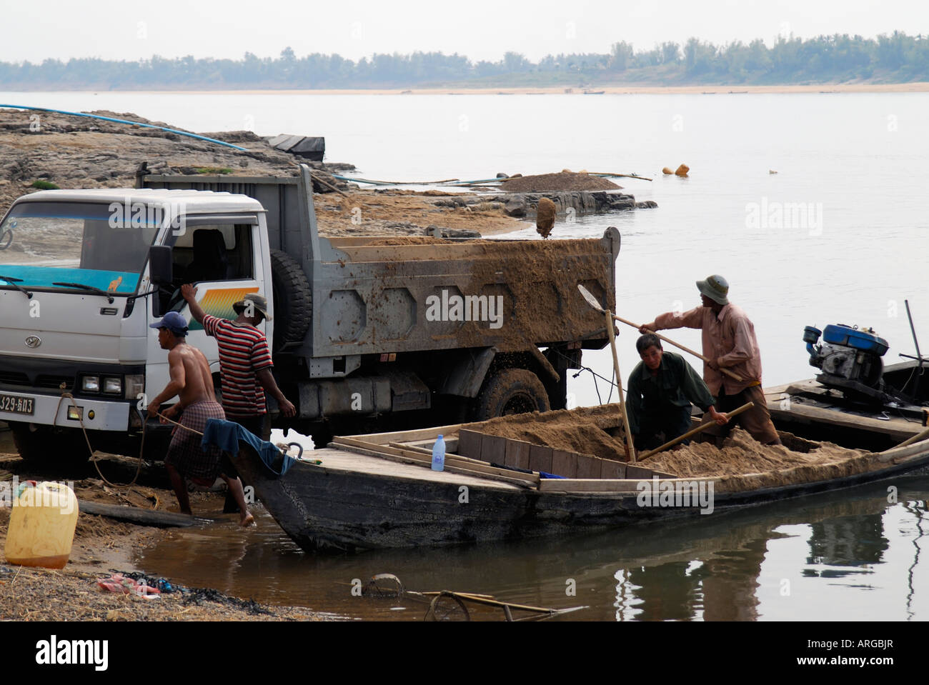 Rimozione di limo dal fiume Mekong a Kratie,Cambogia Foto Stock