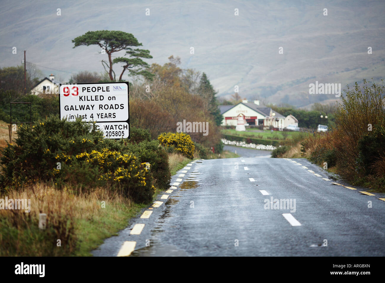 Segno annunciando Decessi stradali nella Contea di Galway in Connemara County Galway Repubblica di Irlanda Europa Foto Stock