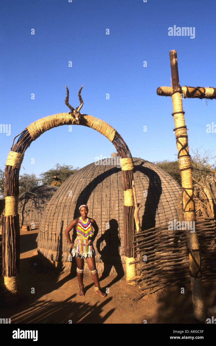 Nativo di donna di fronte a una capanna a Shakaland centro-Sud Africa Foto Stock