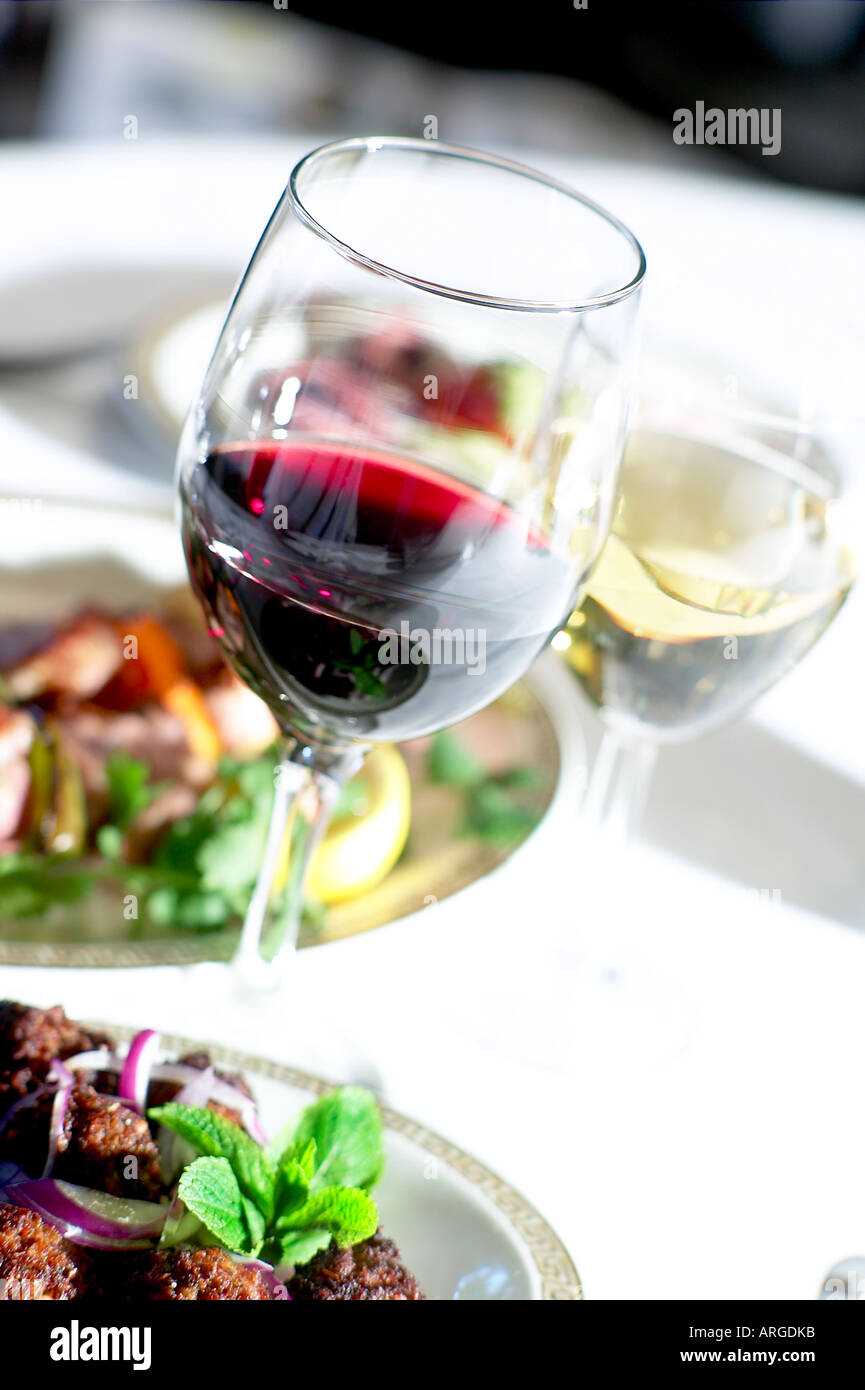Vino rosso e cibo su un tavolo in un ristorante greco Foto Stock