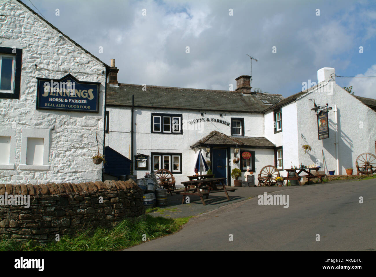 Il XVIII secolo a cavallo e Maniscalco Inn at Dacre, Ullswater, Lake District, Cumbria, Inghilterra, Regno Unito. Foto Stock