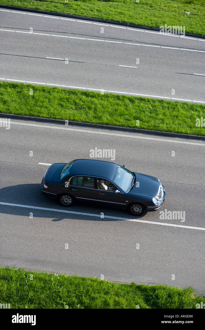 Vista aerea di un auto guidando su una strada a doppia carreggiata autostrada Autostrada in Europa. I Paesi Bassi. Foto Stock