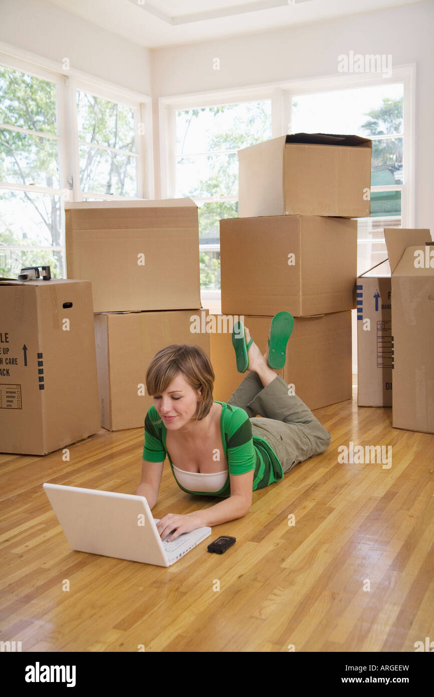 La donna in movimento nella nuova casa Foto Stock