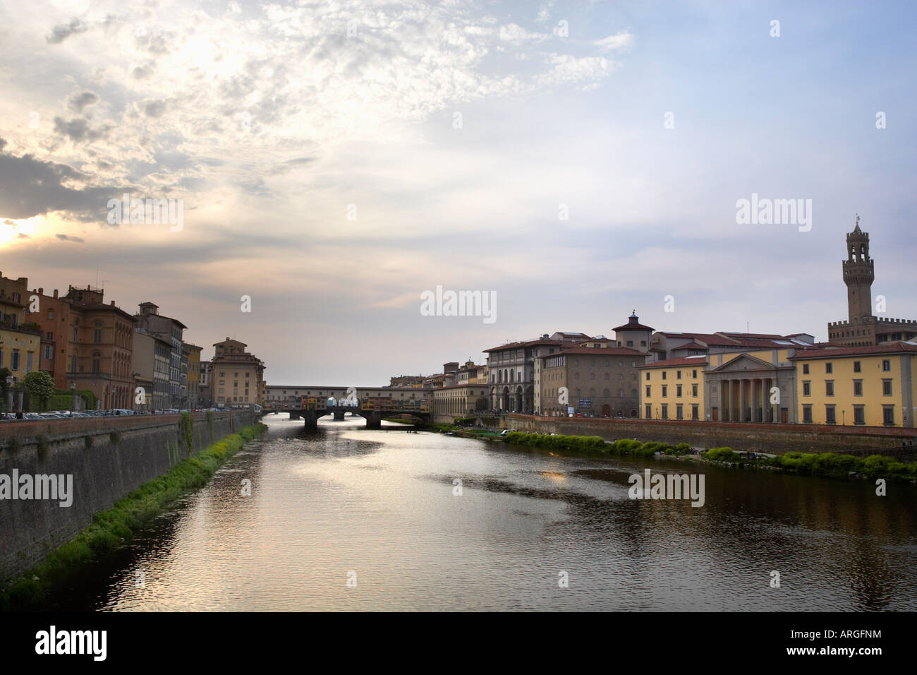 Ponte Vecchio e sul fiume Arno, Firenze, Italia Foto Stock