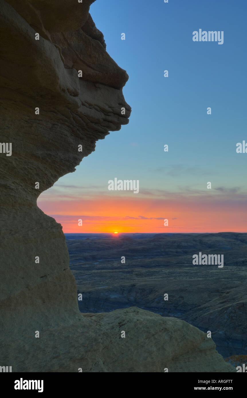 Sunrise dietro rock formazione badlands di Hell Creek Montana Foto Stock