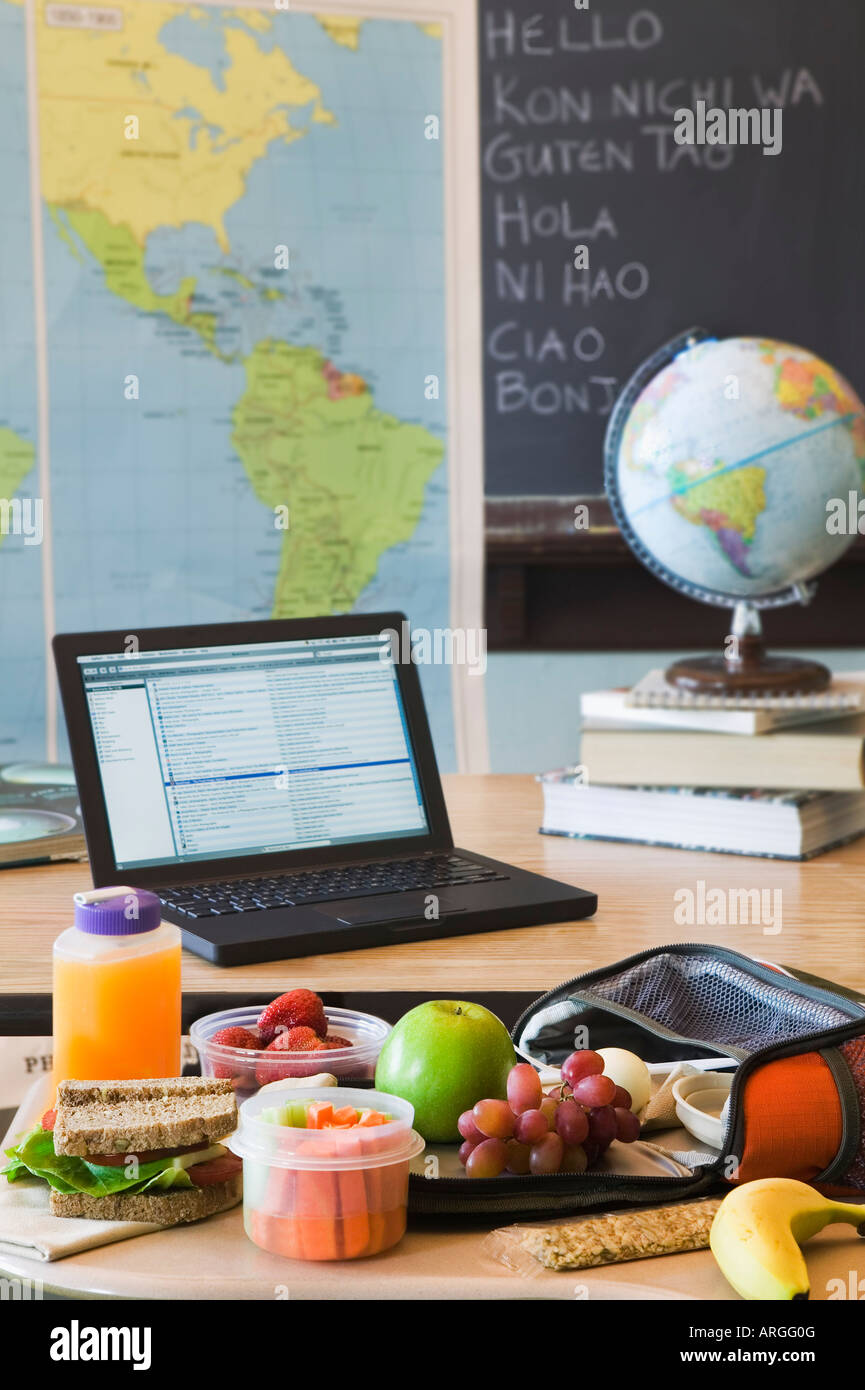 Il pranzo sulla scrivania in aula Foto Stock