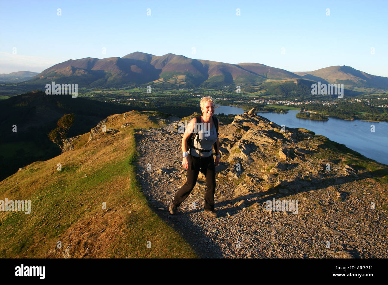 Camminando su Catbells sopra Derwentwater, Lake District, Cumbria, Regno Unito Foto Stock