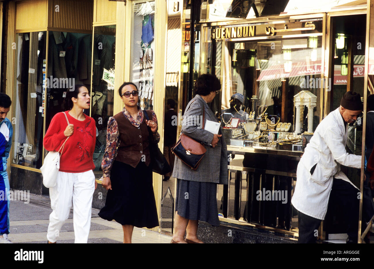 Le donne guardando la finestra visualizza o a camminare lungo la Western influenzato negozi di Casablanca Foto Stock