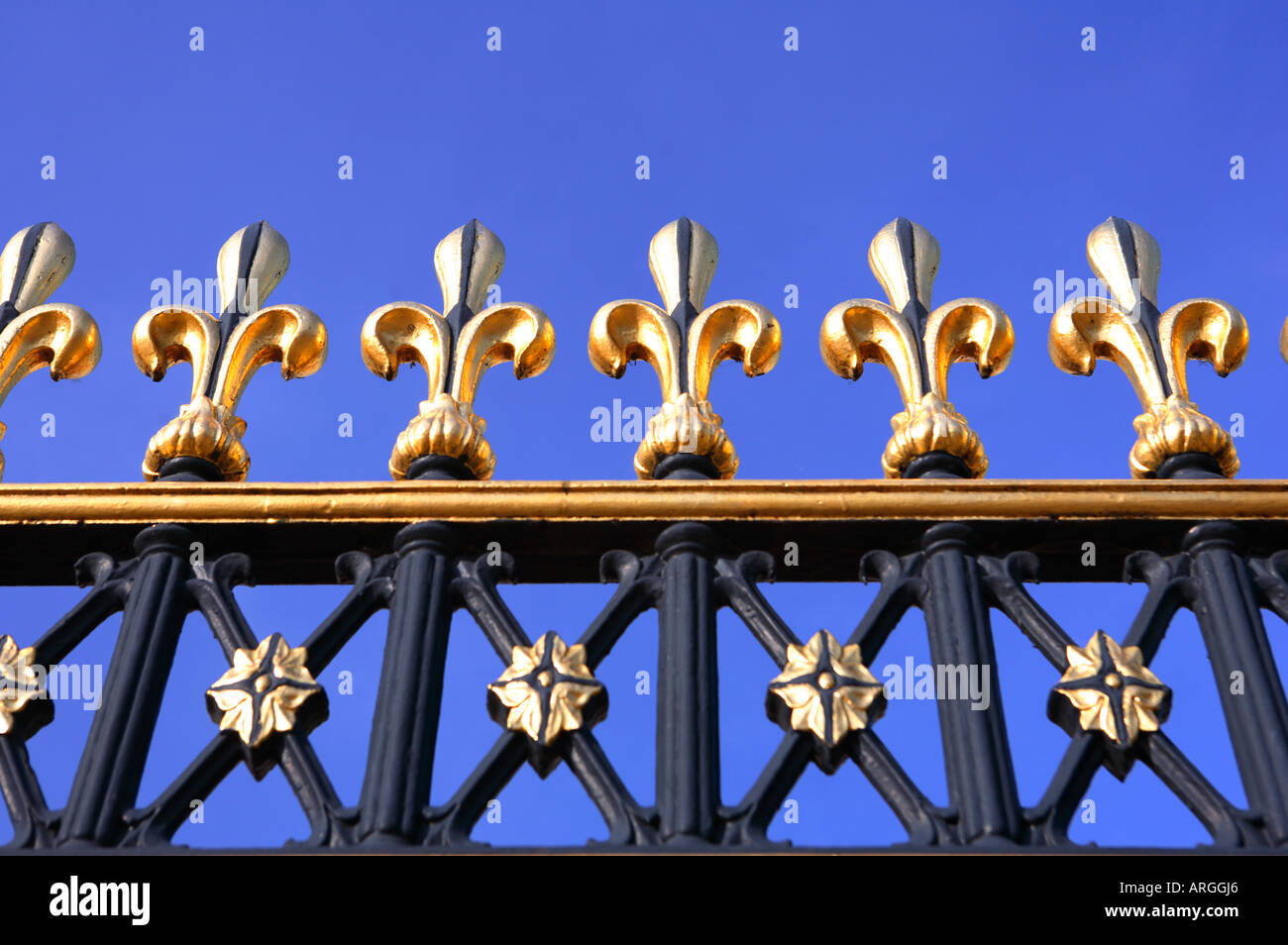 GB di Londra Buckingham palace dettaglio delle ringhiere dorato Foto Stock