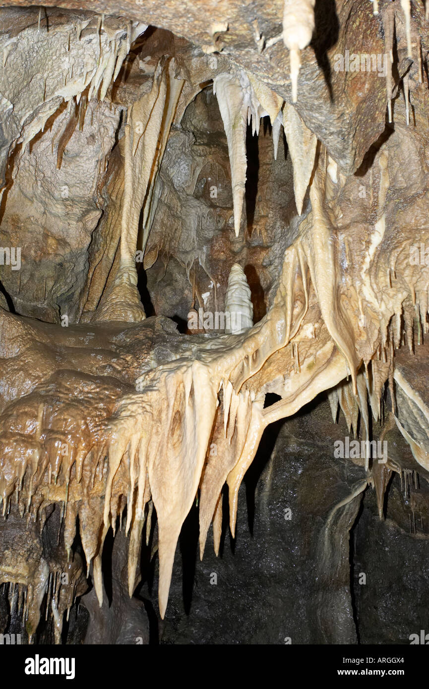 Stalattiti e stalagmiti formate e quasi colonna formata in Grotte di Marble Arch Foto Stock