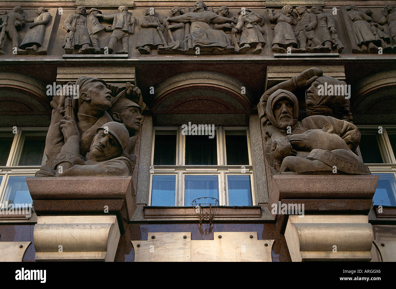 La scultura del legionaires exploit su legionari Bank su Na Porici street Praga decine di migliaia di cechi e slovacchi sono state combattendo come legionari sul fianco degli alleati nel 1918 un gran numero sono stati in Russia quando il Bolsheviks ha fatto la pace con la Germania la legione ceca era in una situazione scomoda e andato in due anni di marzo 1918 20 per arrivare a casa via Vladivostok e usa i legionaires erano anche sul fronte occidentale e in Italia Foto Stock