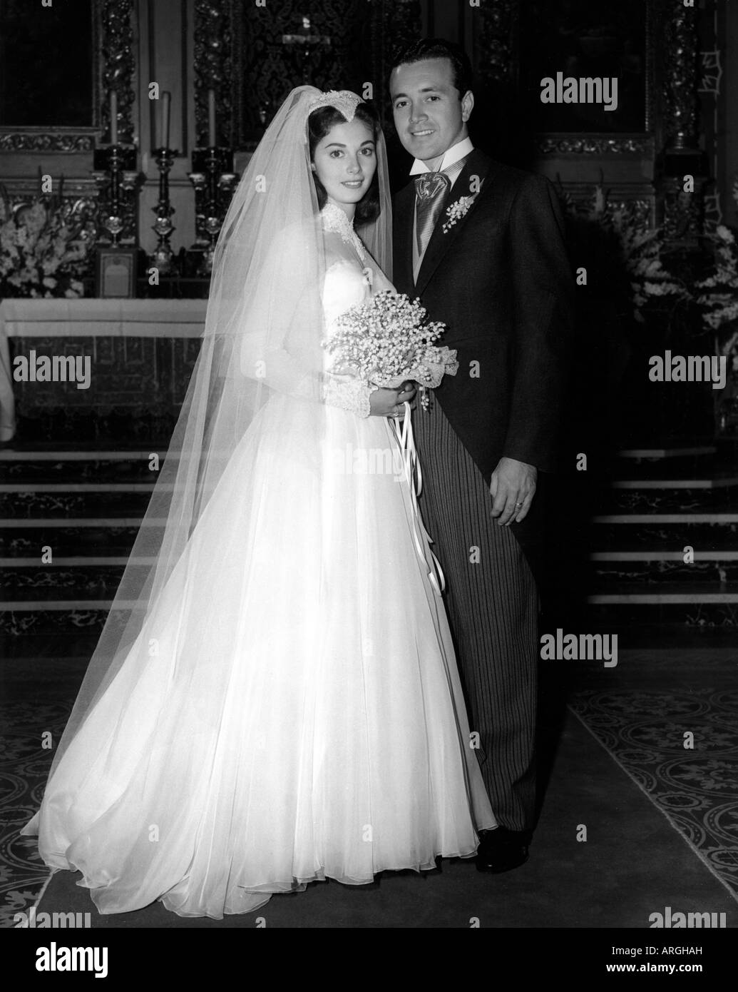 Angeli, Pier, 19.6.1932 - 12.9.1971, attrice italiana, full length, con suo marito Vic Damone, St. Timothy's Church, Los Angeles, 1954, Foto Stock