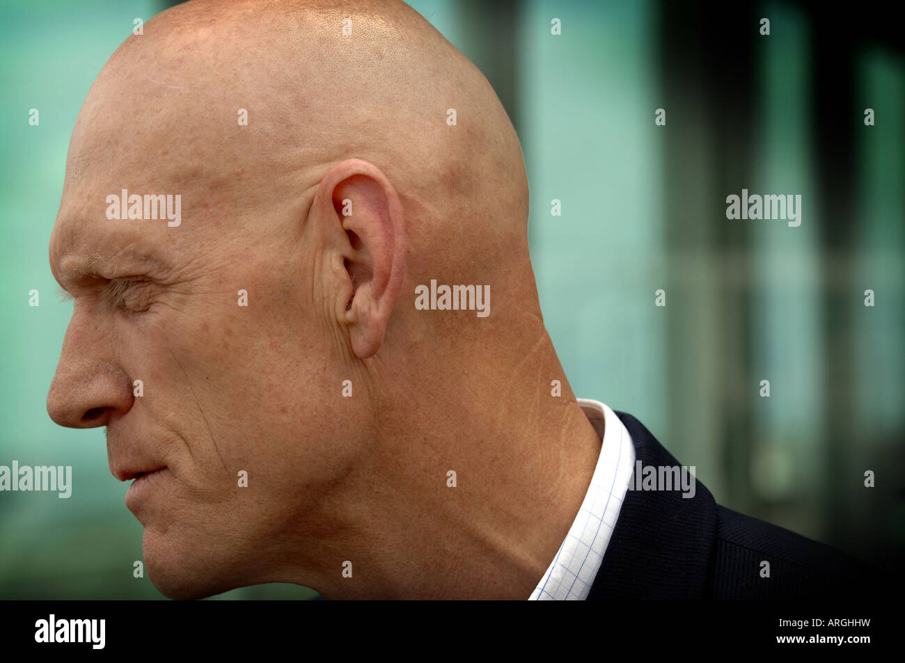 Il Ministro per l'ambiente , Patrimonio e le arti Peter Garrett parla di media a Trigg Beach a Perth , Western Australia . Foto Stock