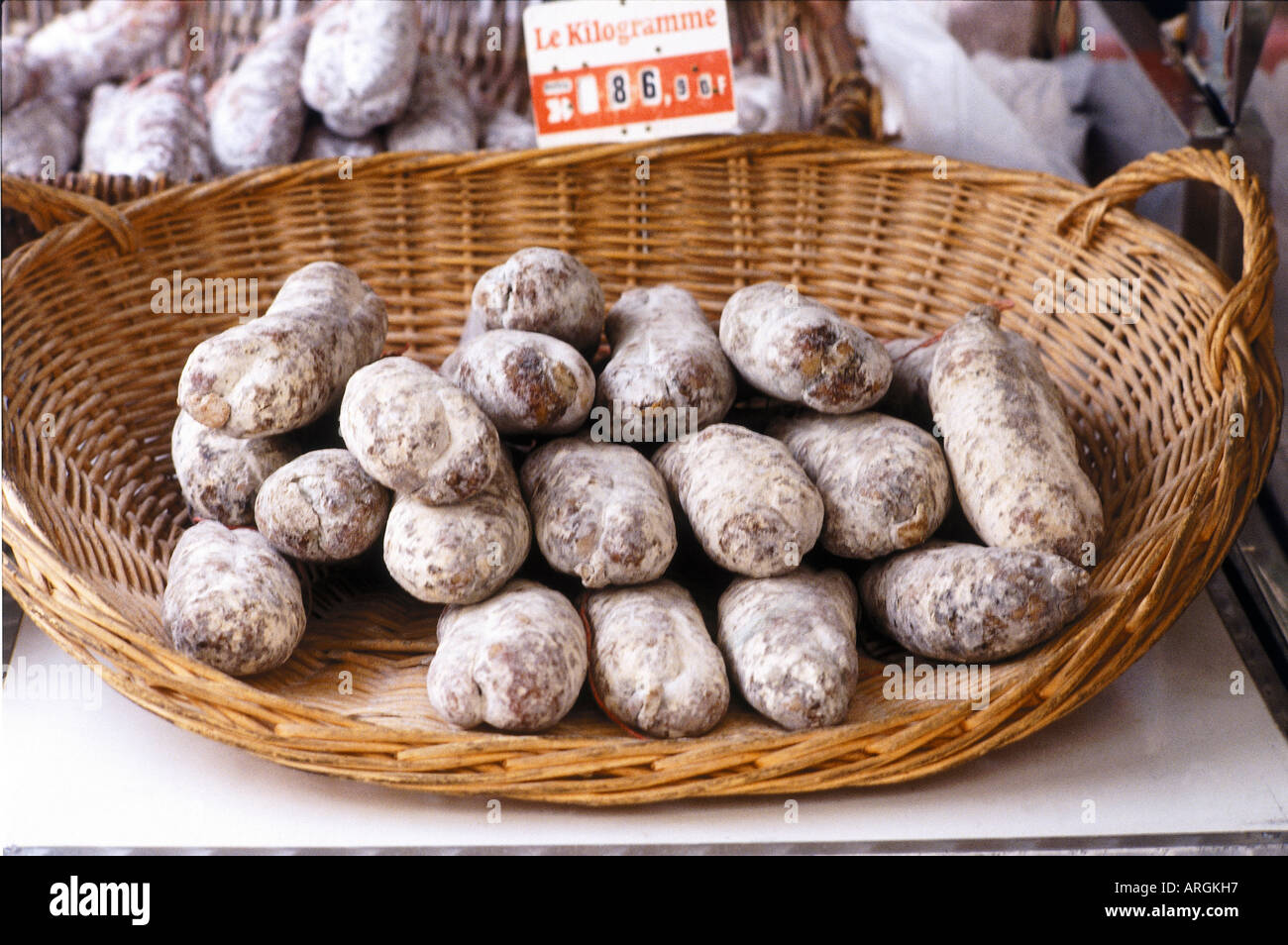 Un cestello di salsicce a secco con il loro prezzo al chilogrammo nella città di Anzy le Duc Foto Stock