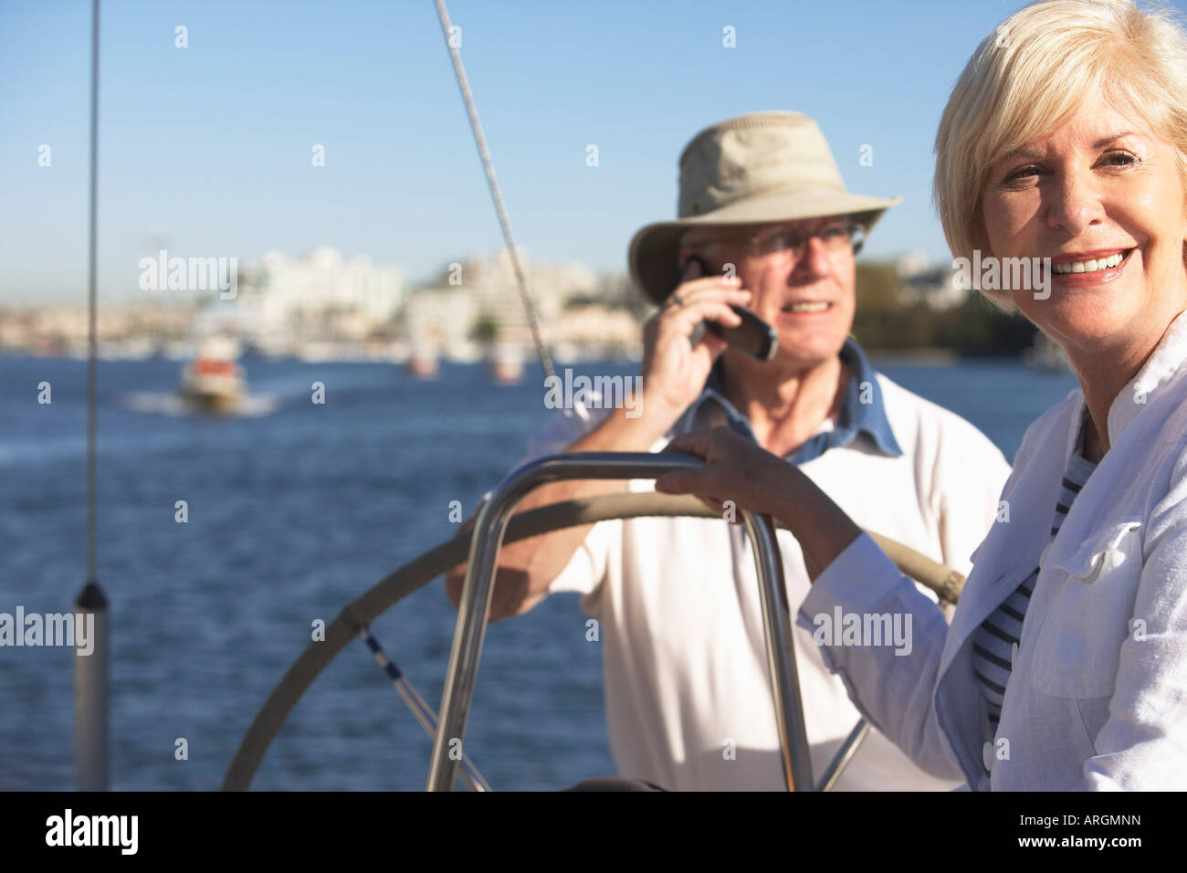 Coppia in barca a vela Foto Stock